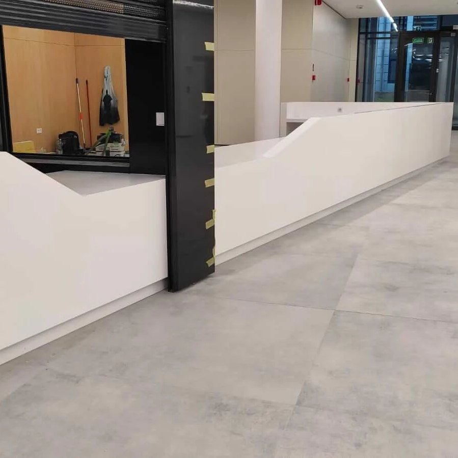 CorMania Lady recepcyjne (Corian®, także w połączeniu z drewnem) — zdjęcie 3
