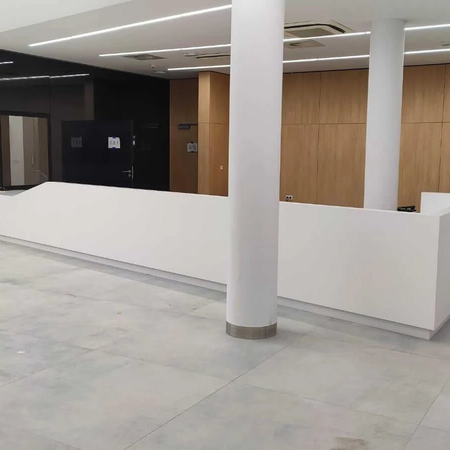 CorMania Lady recepcyjne (Corian®, także w połączeniu z drewnem) — zdjęcie 4