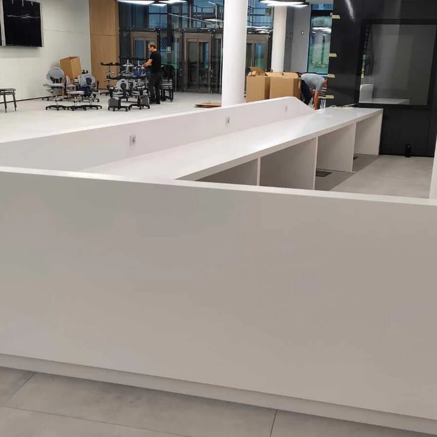 CorMania Lady recepcyjne (Corian®, także w połączeniu z drewnem) — zdjęcie 5