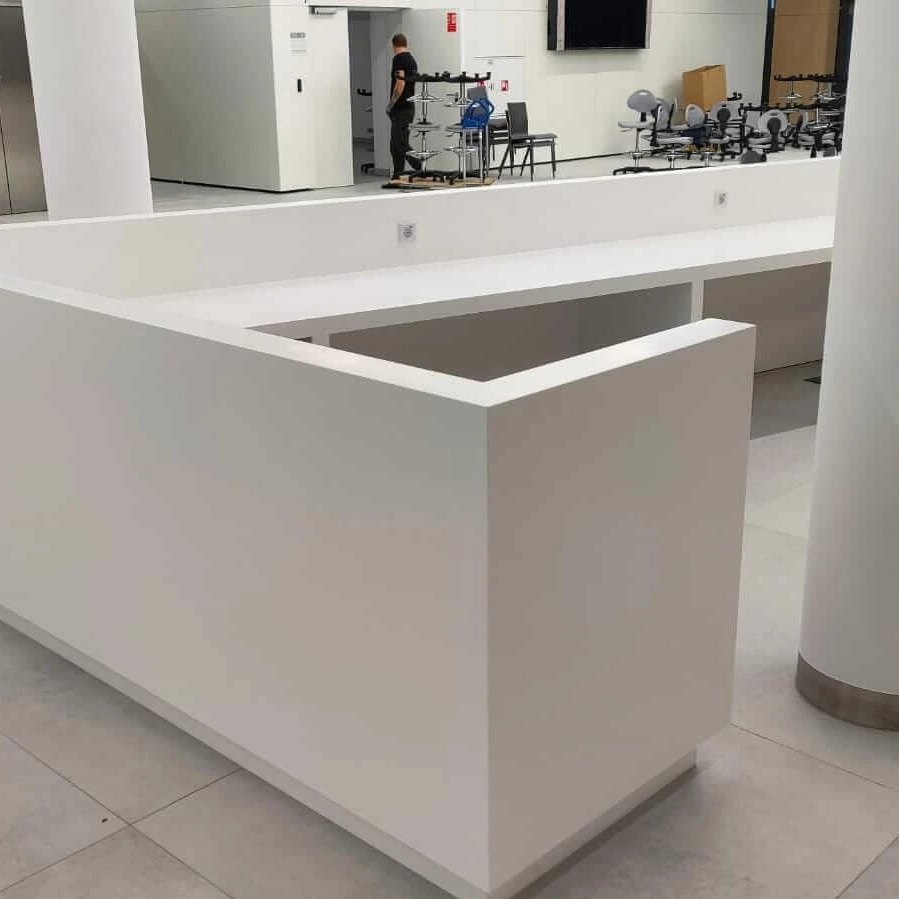 CorMania Lady recepcyjne (Corian®, także w połączeniu z drewnem) — zdjęcie 6