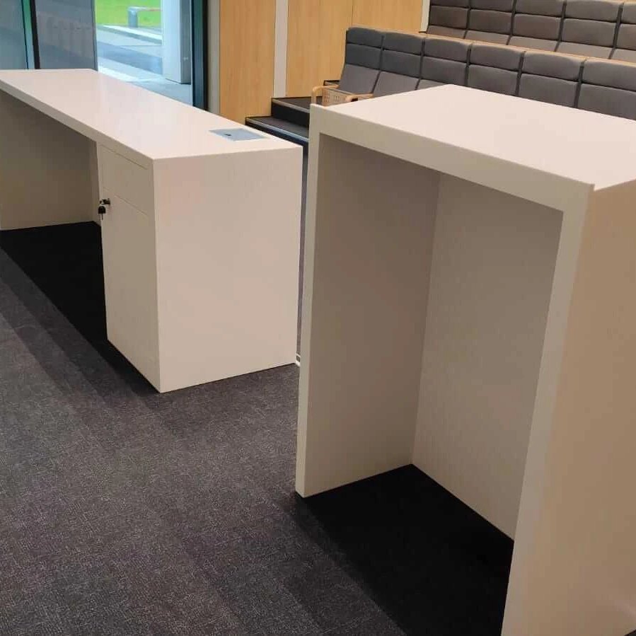 CorMania Lady recepcyjne (Corian®, także w połączeniu z drewnem) — zdjęcie 7